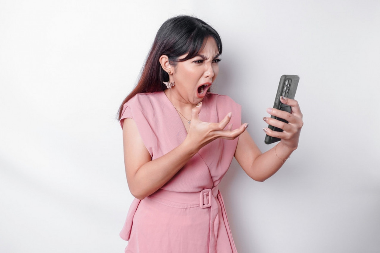 BACILA JE POGLED NA PORUKE KOJE JE DOBIJAO NJEN MUŽ I ZANEMELA: "Kada sam videla sa kim se dopisuje, došlo mi je da vrisnem!" (FOTO)