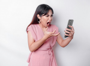 BACILA JE POGLED NA PORUKE KOJE JE DOBIJAO NJEN MUŽ I ZANEMELA: "Kada sam videla sa kim se dopisuje, došlo mi je da vrisnem!" (FOTO)