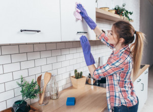 BRZO I LAKO DO BLISTAVE KUHINJE: Očistite ormariće uz ove trikove i jedan sastojak koji već imate u kući! (FOTO)