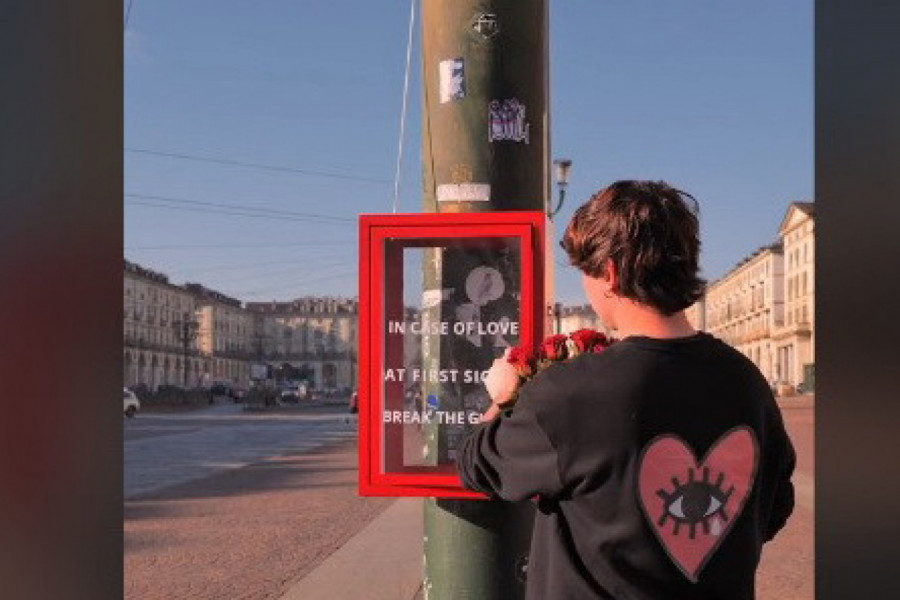 SVI SU GLEDALI U NEOBIČNU KUTIJU NA BANDERI: Kada su pročitali poruku koju je skrivala, gledali su u neverici (VIDEO)