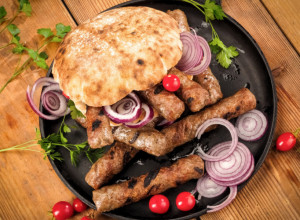 ĆEVAPI PEČENI U RERNI: Evo kako da budu sočni kao sa roštilja, tajna je u ovom načinu pripreme!