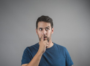 NAUČNICI PRONAŠLI VEZU IZMEĐU ČAČKANJA NOSA I NEIZLEČIVE BOLESTI: Ovako možete da sačuvate zdravlje mozga (FOTO)