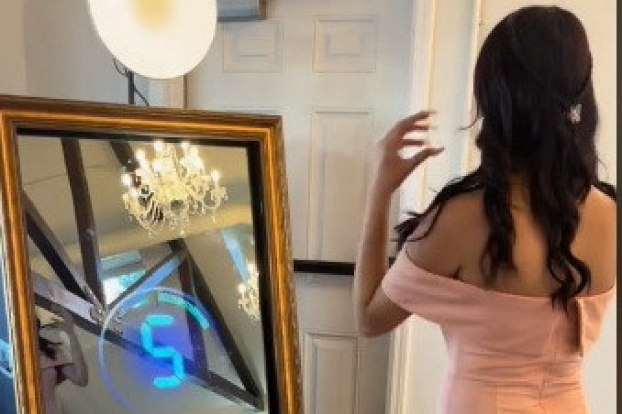 ZABORAVITE NA SLIKANJE TELEFONOM: Devojke na mrežama poludele za magičnim ogledalom, evo šta sve može! (VIDEO)