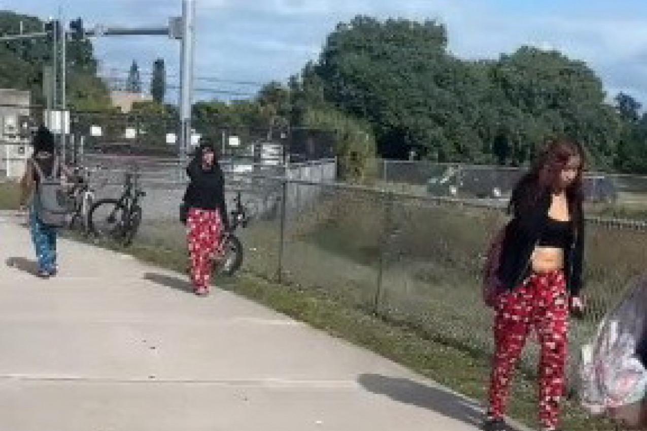 UČENICI JEDNE ŠKOLE UZBURKALI MREŽE: Ljudi zgranuti kad su videli u čemu dolaze na nastavu! (VIDEO)