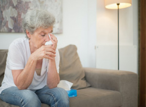 "SNAJA MI DOZVOLJAVA DA VIĐAM UNUČE SAMO AKO JOJ SREĐUJEM KUĆU": Ispovest ponižene svekrve i bake podelila korisnike Interneta