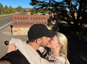 MLADI BLOGERI ZALJUBILI SU SE NA PRVI POGLED I ODMAH IMALI ODNOS PRED SVIMA: Sada obilaze svet i uživaju u snimanju vođenja ljubavi u javnosti! (FOTO+VIDEO)