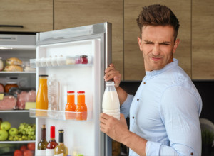 NAJJEDNOSTAVNIJI NAČIN DA ELIMINIŠETE NEPRIJATNE MIRISE IZ FRIŽIDERA: Trik naših baka koji odmah daje rezultate (FOTO)