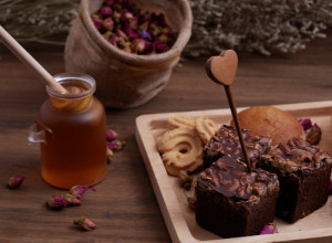 MEDENO SRCE SA GLAZUROM OD JAGODA: Recept idealan za Dan zaljubljenih!