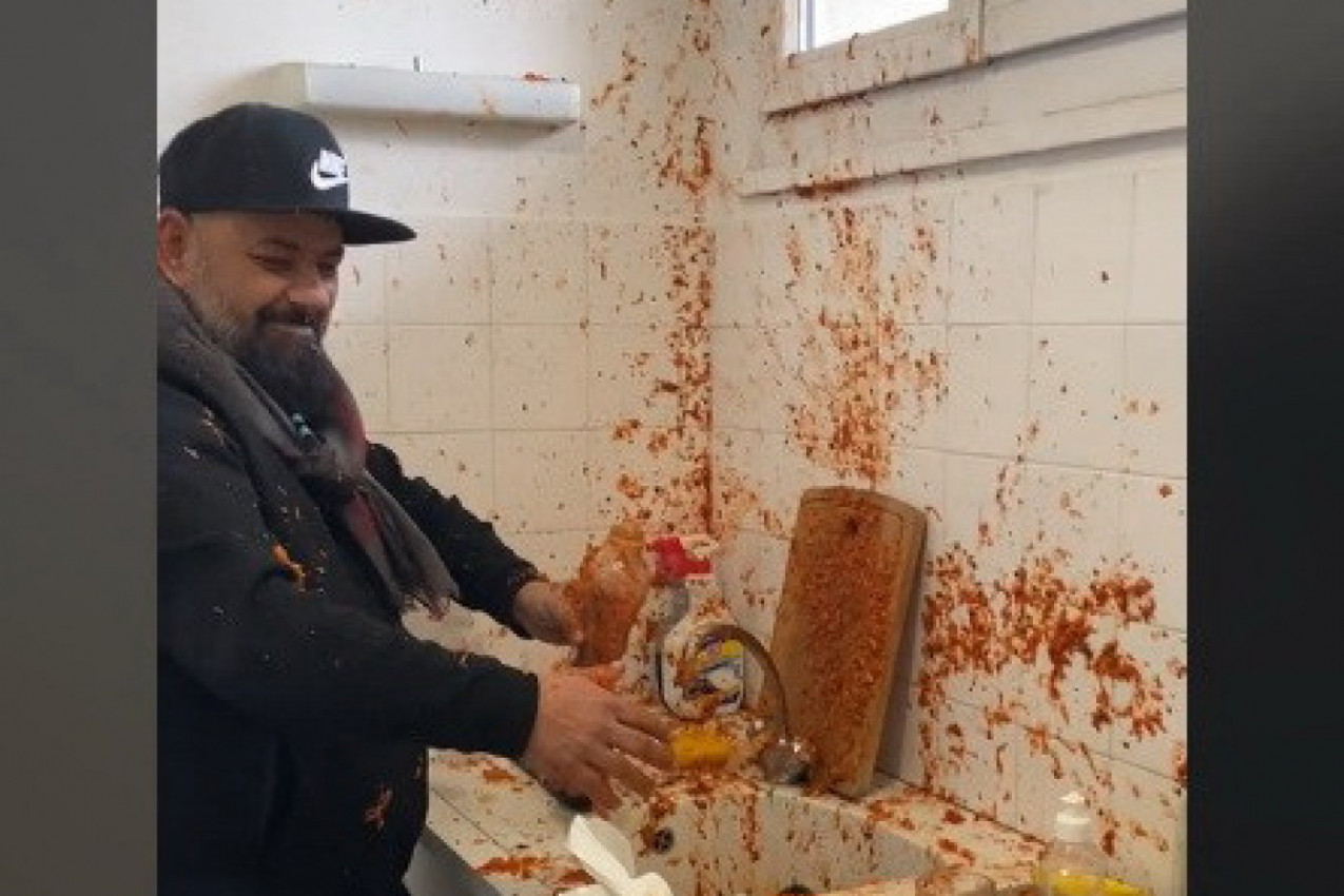 ŽENA JE OTVORILA VRATA OD KUHINJE I VRISNULA OD ŠOKA: Ugledala je haos i supruga koji je pokušavao da popravi stvar! (VIDEO)