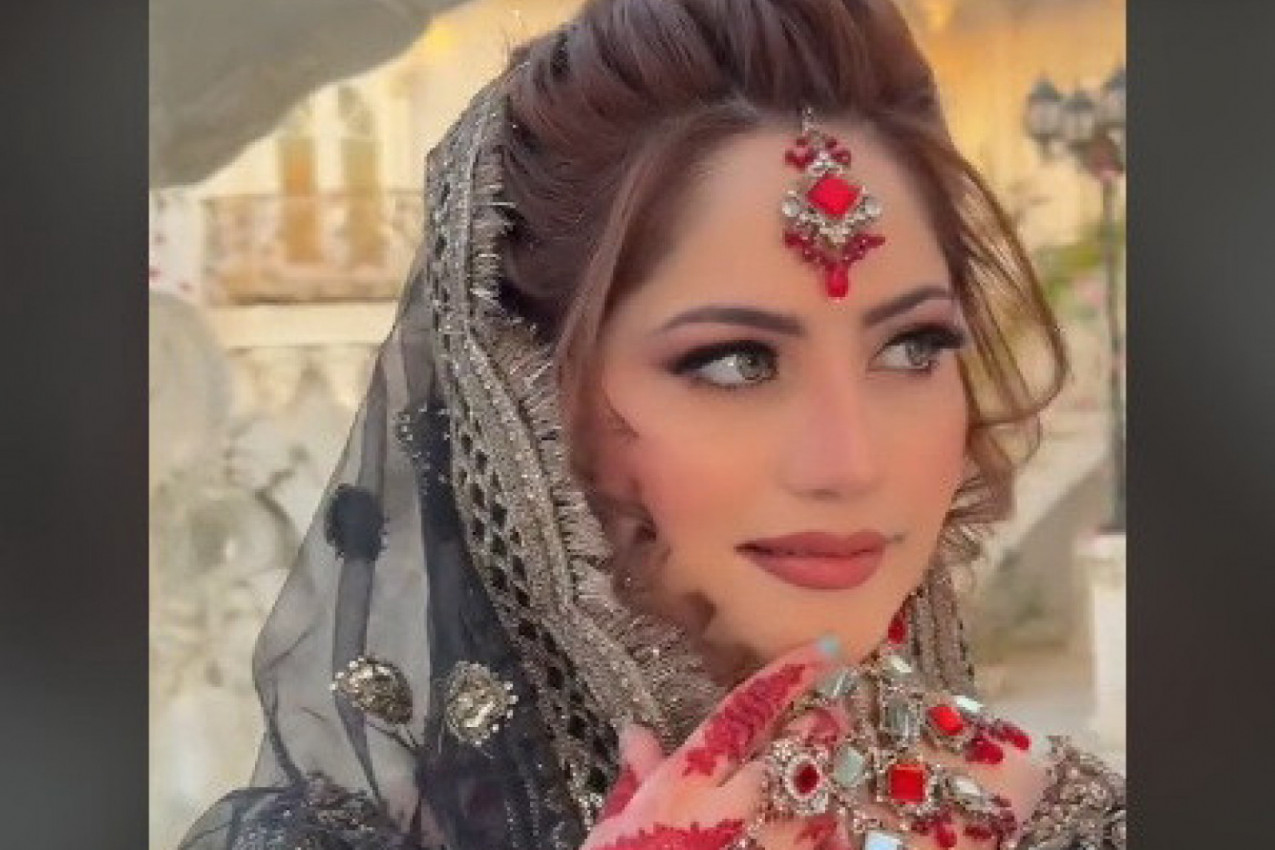 DA LI BISTE SE UDALI U OVOJ ODEĆI? Manekenka zapanjila izgledom u gracioznoj nošnji poznatog brenda! (VIDEO)