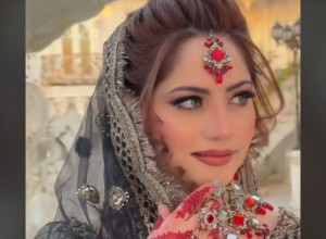 DA LI BISTE SE UDALI U OVOJ ODEĆI? Manekenka zapanjila izgledom u gracioznoj nošnji poznatog brenda! (VIDEO)