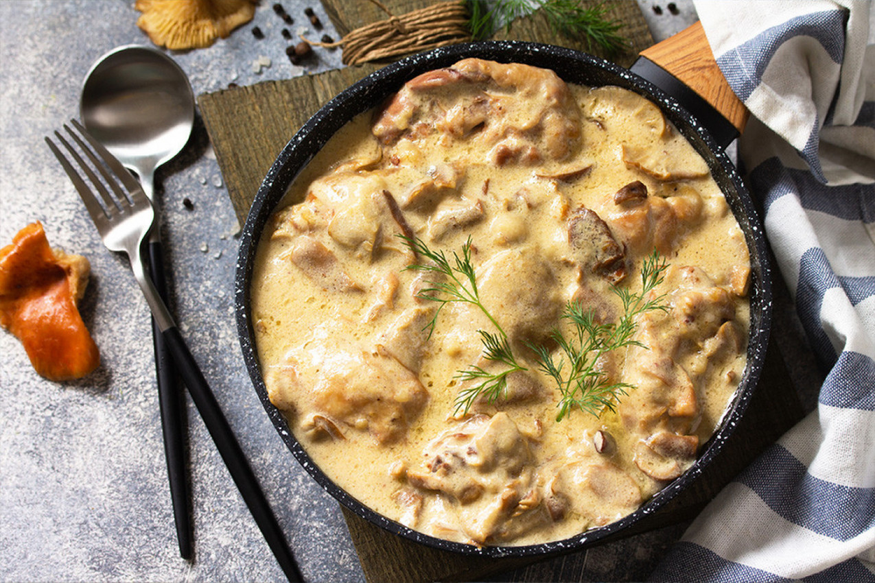 PILETINA U KREMASTOM BEŠAMEL SOSU: Savršen recept za gurmanske užitke