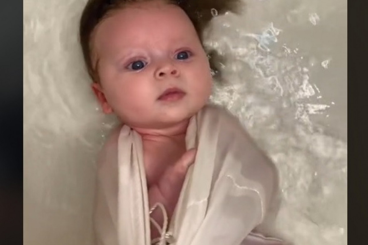 STAVIO JE BEBU U DŽAK I ODNEO U KUPATILO: Ljudi su bili zgranuti kad su videli šta je uradio sa ćerkicom! (VIDEO)