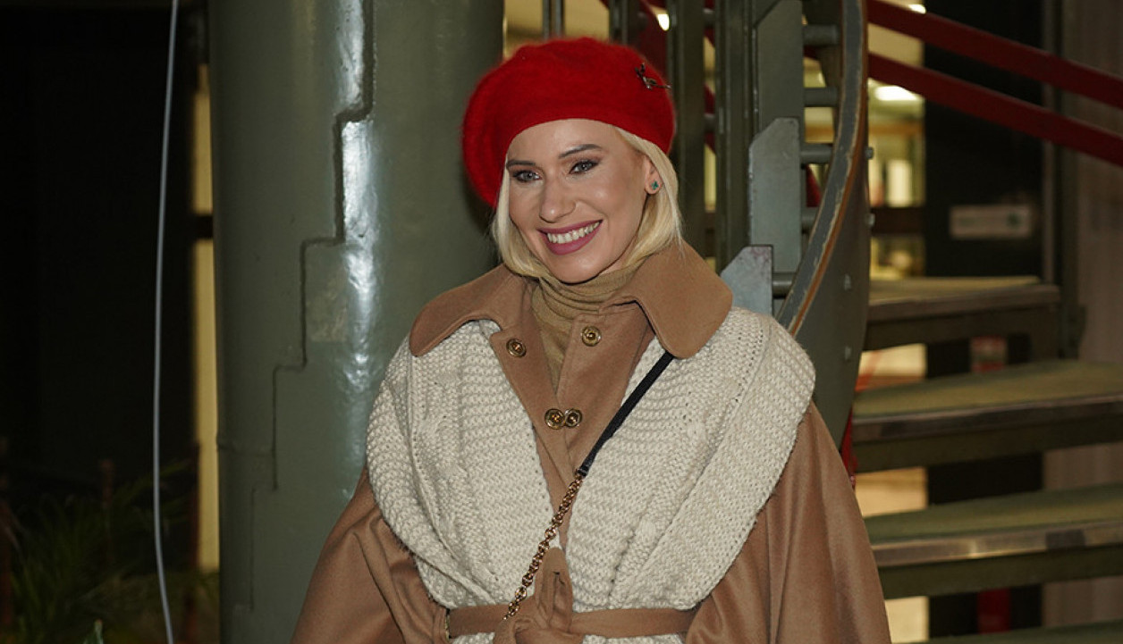 MARIJA VELJKOVIĆ U KRATKOJ HALJINICI DOK JOJ RASTKO ČUVA LEĐA:"Mare, prelepa si i prezgodna, a on uz tebe sija!"