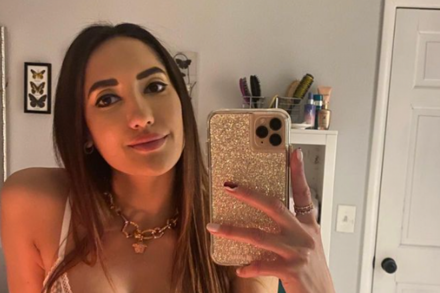 "BILA SAM SA DVOJICOM ISTOVREMENO": Ispovest atraktivne lepotice o kojoj bruji ceo svet, evo šta joj sve muškarci rade zarad malo pažnje (FOTO)