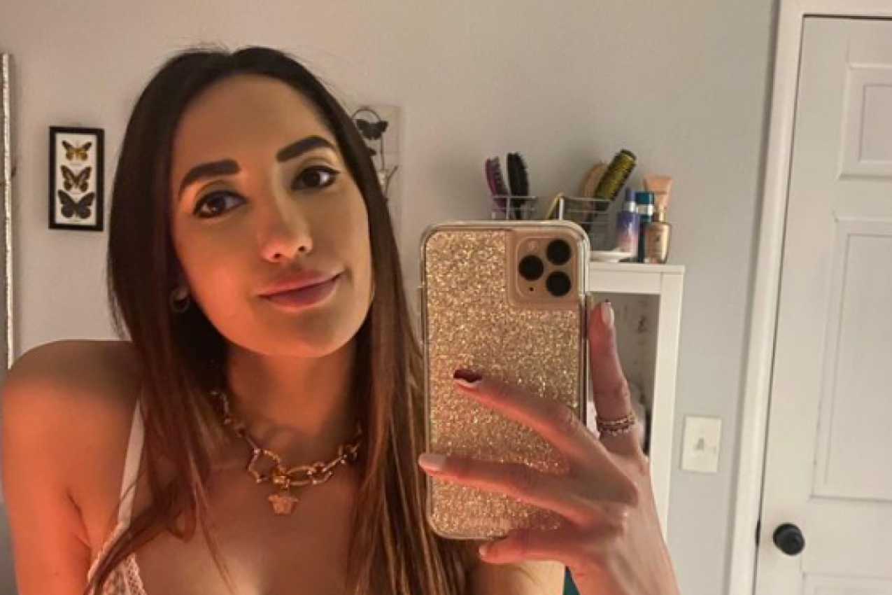 "BILA SAM SA DVOJICOM ISTOVREMENO": Ispovest atraktivne lepotice o kojoj bruji ceo svet, evo šta joj sve muškarci rade zarad malo pažnje (FOTO)