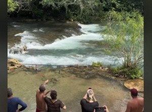 LJUDI SU UŽIVALI U LEPOTI PRIRODE, A ONDA SE PROLOMIO VRISAK: U neverici su gledali stvorenje koje je virilo iz vode (VIDEO)