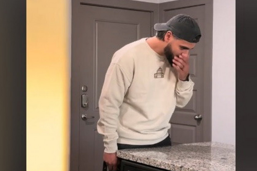 ČUO JE RAZGOVOR SVOJE SUPRUGE I IZLETEO IZ STANA ISTOG TRENUTKA: Ono što je potom uradio rasplakalo bi svaku ženu! (VIDEO)