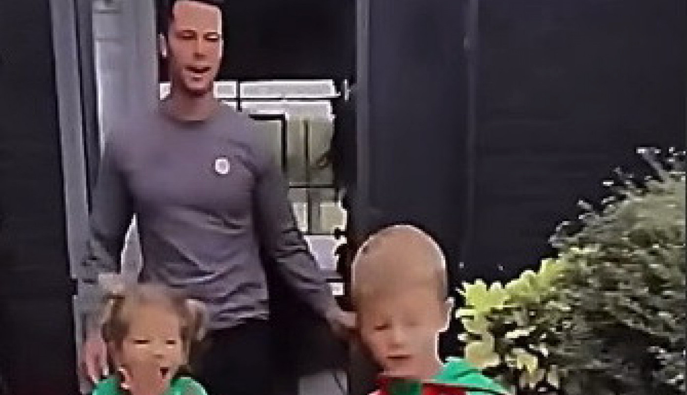 DEČAK JE RAZOČARANO GLEDAO U SESTRIN POKLON: Dok je ona sva srećna isprobavala igračku, usledilo je nešto čemu se dečak nije nadao! (VIDEO)