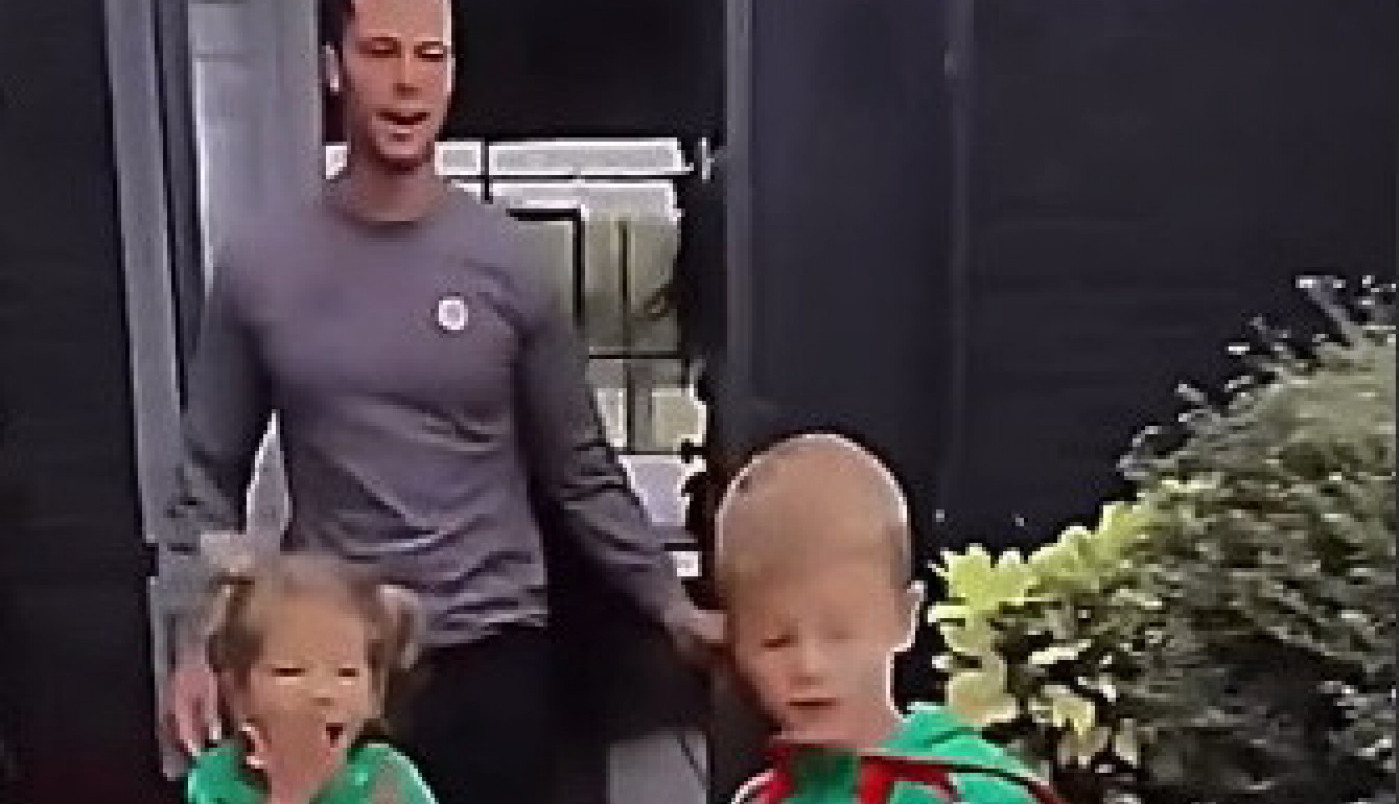 DEČAK JE RAZOČARANO GLEDAO U SESTRIN POKLON: Dok je ona sva srećna isprobavala igračku, usledilo je nešto čemu se dečak nije nadao! (VIDEO)