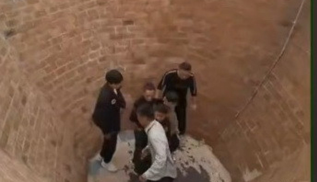 LJUDI SU ZAPANJENO GLEDALI ŠTA RADI OVAJ ČOVEK: Način na koji se izvukao iz rupe protivi se logici i gravitaciji! (VIDEO)