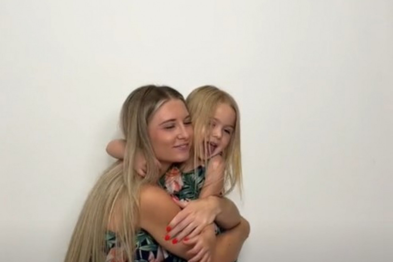 MAMA ŠOKIRALA JAVNOST NEPRIMERENIM ODEVANJEM ĆERKICE: Devojčica ima samo 4 godine, a evo kako izgleda! (VIDEO)