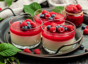 PANAKOTA SA ŠUMSKIM VOĆEM: Desert koji se brzo priprema, kao stvoren za početnike u kuhinji!