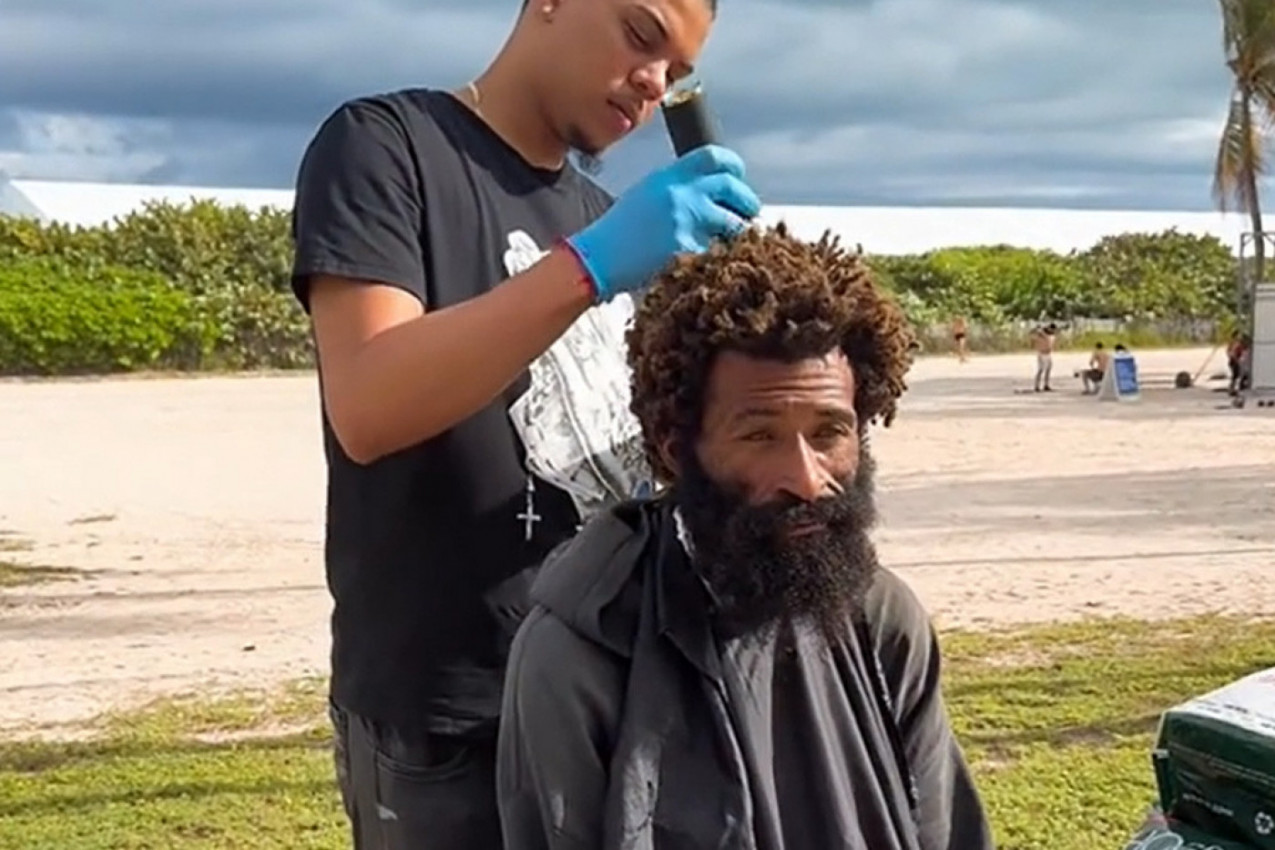 PRONAŠAO JE ZAPUŠTENOG BESKUĆNIKA I ODVEO GA U HOTEL NA PRENOĆIŠTE: Ono što je uradio posle par sati potpuno ga je slomilo (VIDEO)