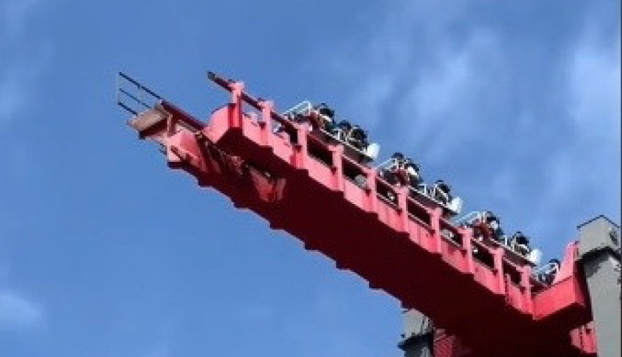 NIJE ZA ONE SA SLABIM STOMAKOM: Zastrašujuća scena rolerkostera ostavila mnoge u šoku, posetioci nisu prestajali da vrište! (VIDEO)