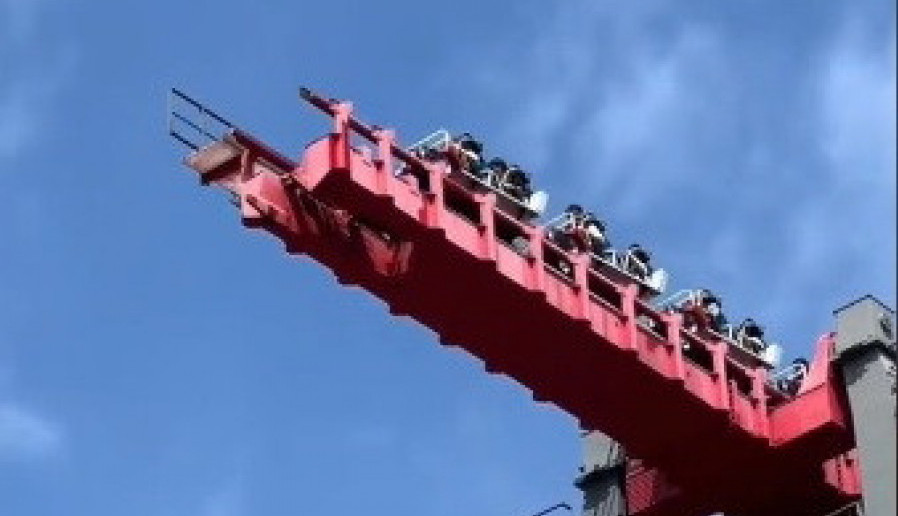 NIJE ZA ONE SA SLABIM STOMAKOM: Zastrašujuća scena rolerkostera ostavila mnoge u šoku, posetioci nisu prestajali da vrište! (VIDEO)