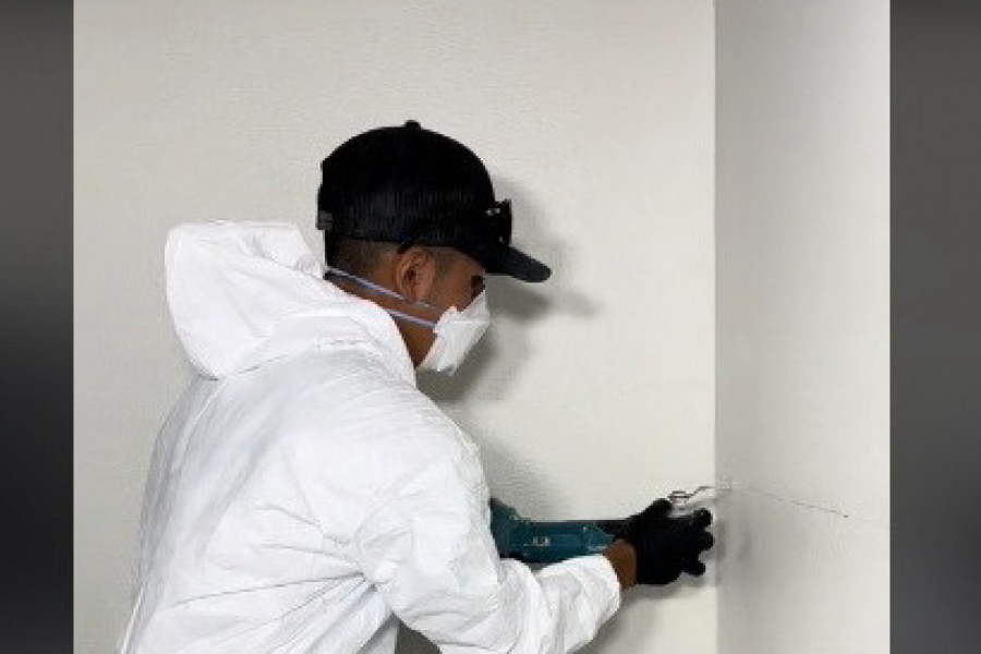 BIO JE BOLESTAN I OSEĆAO JE SMRAD: Kada je otvorio rupu u zidu ostao je zabezeknut! (VIDEO)