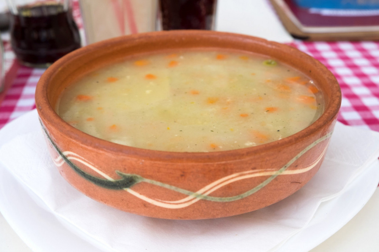 NAJUKUSNIJA BELA ČORBA KOJU ĆETE OBOŽAVATI: Po receptu naših baka, sprema se očas posla