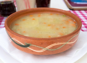 NAJUKUSNIJA BELA ČORBA KOJU ĆETE OBOŽAVATI: Po receptu naših baka, sprema se očas posla