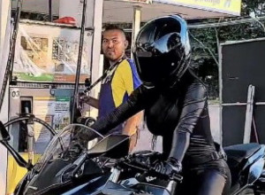 STALA JE NA PUMPU DA NATOČI GORIVO: Kad je skinula kacigu muškarci su zanemeli i gledali je kao hipnotisani! (VIDEO)