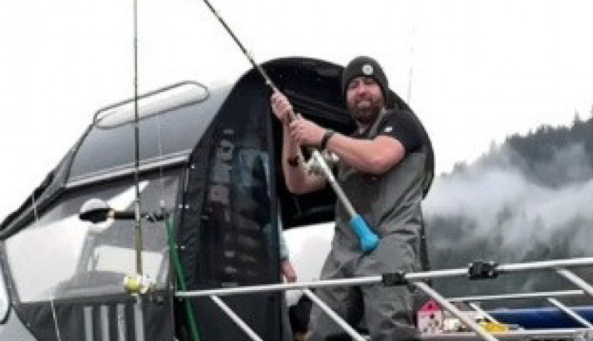 "JEL OVO REALNO, KAKAV MONSTRUM": Snimak ovog ribolovca obišao je svet, pogledajte i zbog čega (VIDEO)