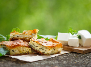 PITA ZELJANICA OD GOTOVIH KORA: Najtraženiji recept za laganu i preukusnu večeru koja je gotova za tili čas!