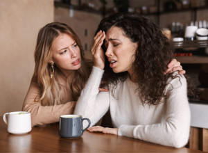 POBEGLA JE OD DEČKA NASILNIKA: Razočarana i u suzama ušla je u bar, ne sluteći da će se sve promeniti! (FOTO)