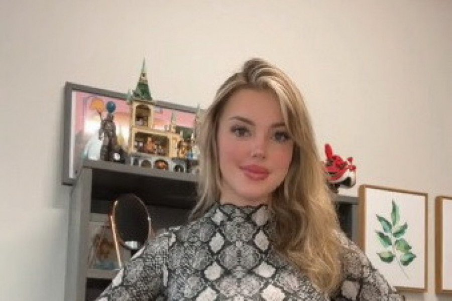 PLAVUŠA BUJNOG POPRSJA NA METI KRITIKA: Evo šta joj zameraju šefovi i zašto je vraćena s posla!(VIDEO)