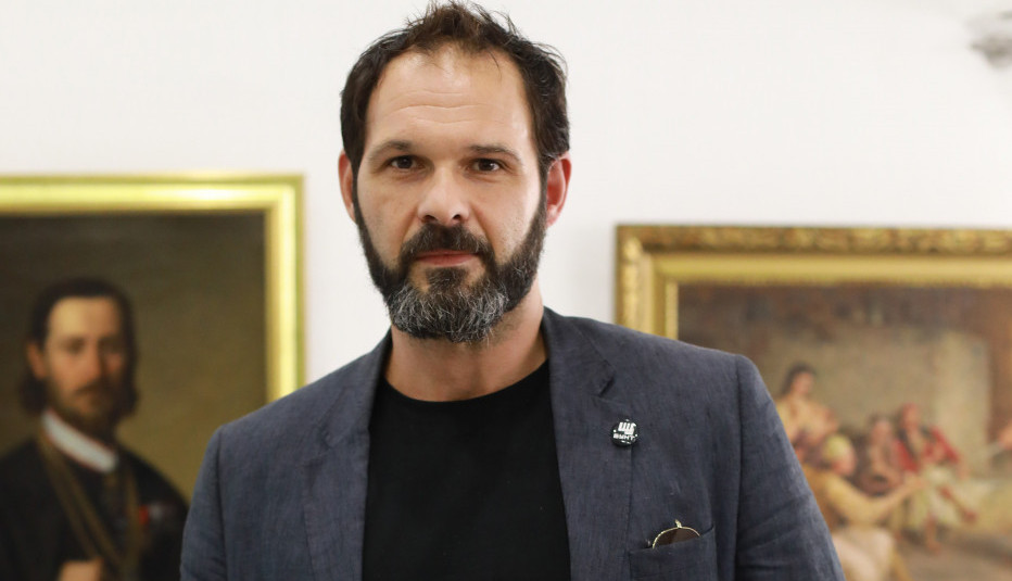 OVO SU SIMPTOMI HEPATITISA OD KOGA BOLUJE KUBURA: Glumac se zarazio u školi, evo kako se godinama lečio (FOTO)