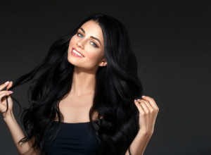 IDEALNE FRIZURE ZA ŽENE SA CRNOM KOSOM: Saveti frizera zlata vredni!