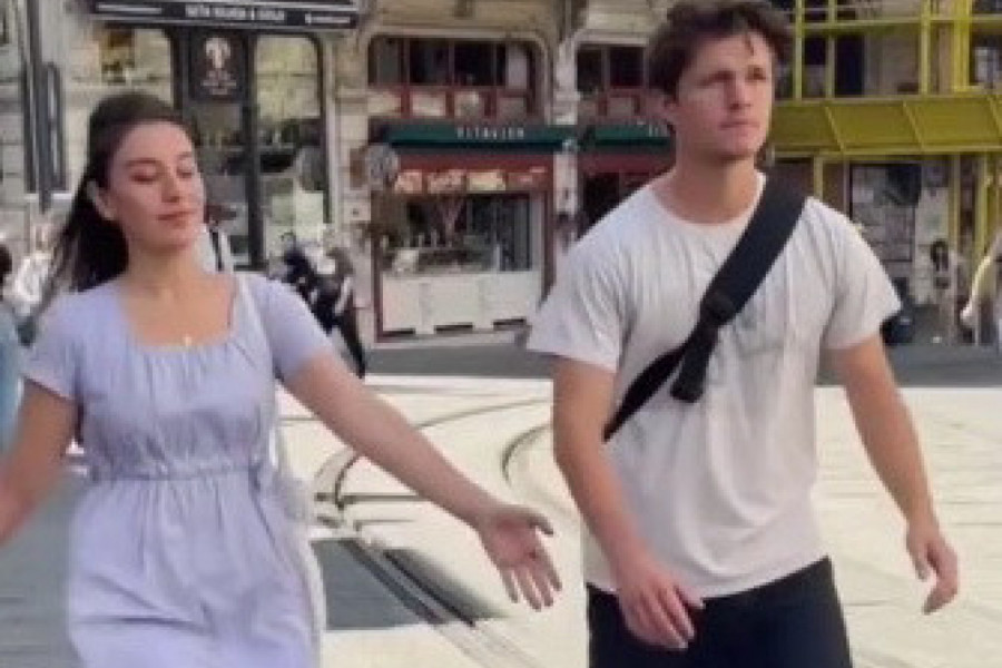 PRILAZILA JE NEPOZNATIM MUŠKARCIMA I POČELA DA IH DODIRUJE: Muškarci su bili izbezumljeni, nisu znali šta ih je snašlo! (VIDEO)