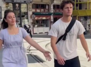 PRILAZILA JE NEPOZNATIM MUŠKARCIMA I POČELA DA IH DODIRUJE: Muškarci su bili izbezumljeni, nisu znali šta ih je snašlo! (VIDEO)