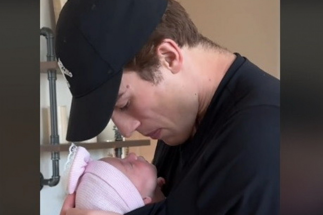 TATA POKAZAO NEOBIČAN NAČIN USPAVLJIVANJA: Ovaj snimak je osvojio mreže, nećete verovati čega se on dosetio! (VIDEO)