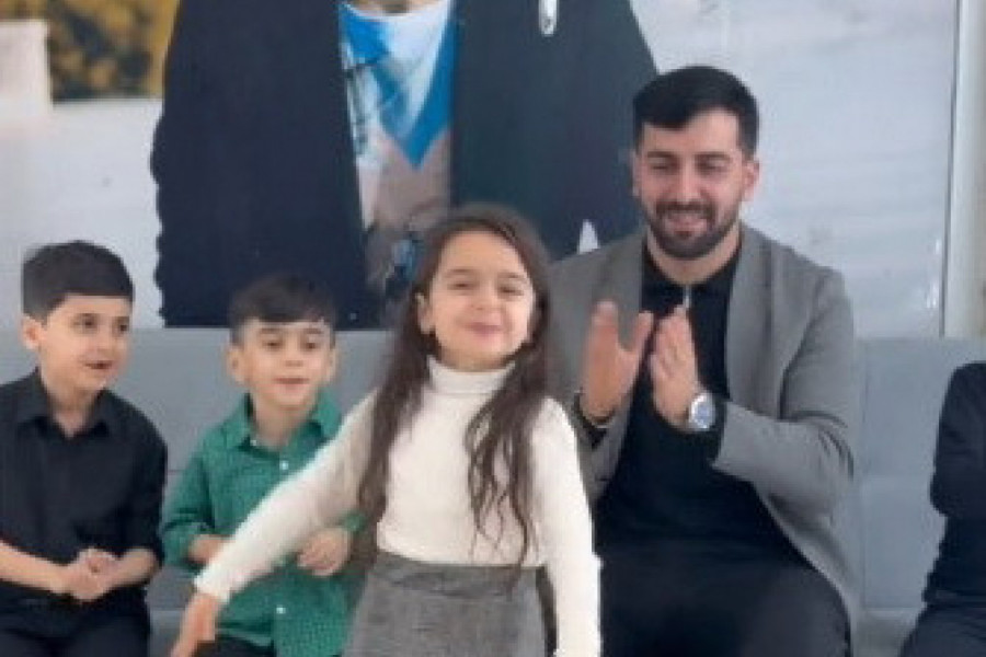 DEVOJČICA JE ZAPLESALA, A REAKCIJA NJENOG OCA RAZNEŽILA JE CEO SVET: Na ovaj snimak niko nije ostao imun (VIDEO)