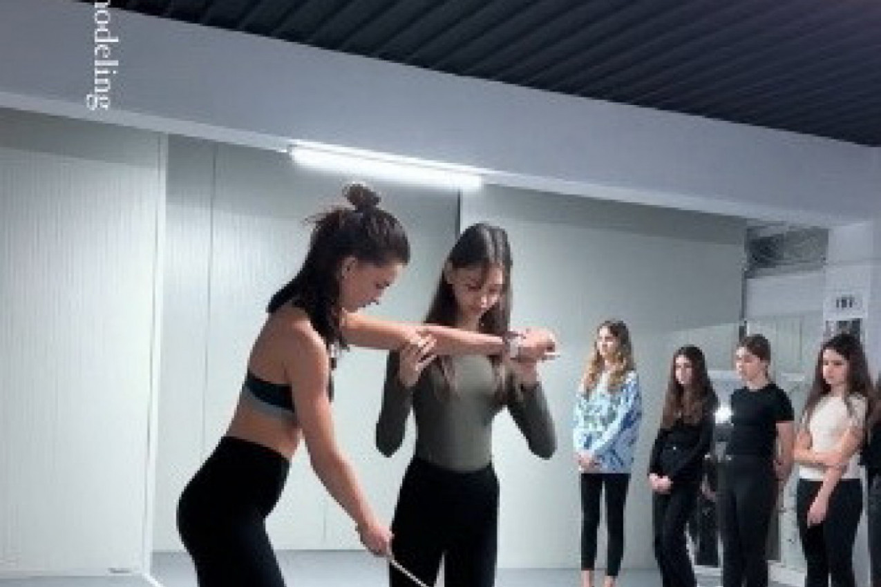 PRECIZNO U CENTIMETAR: Pogledajte šta sve moraju da prođu mlade manekenke na časovima lepog hodanja! (VIDEO)