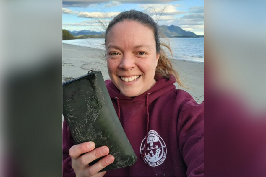 DOK SE UKRCAVALA U ČAMAC, OSTALA JE BEZ NOVČANIKA: Osam meseci kasnije na plaži ju je sačekalo iznenađenje (VIDEO)