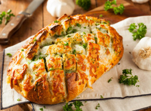 DOMAĆI HLEB SA BELIM LUKOM: Hrskava korica spolja, a unutra mek kao duša!