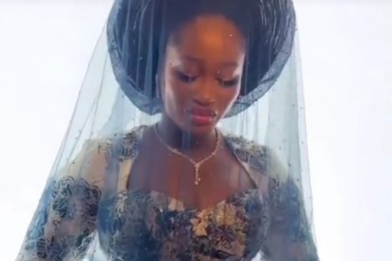 SVI SU GLEDALI U OVU DEVOJKU, KADA JE PODIGLA POGLED ZANEMELI SU: Ovakvu lepoticu još niste videli (VIDEO)