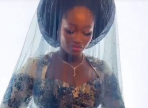 SVI SU GLEDALI U OVU DEVOJKU, KADA JE PODIGLA POGLED ZANEMELI SU: Ovakvu lepoticu još niste videli (VIDEO)