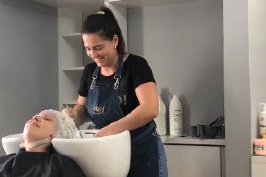 OTIŠLA JE U SALON DA URADI PRAMENOVE, PA DOŽIVELA ŠOK: Ovo je najgora noćna mora svake žene, a tek da vidite reakciju frizerke! (VIDEO)